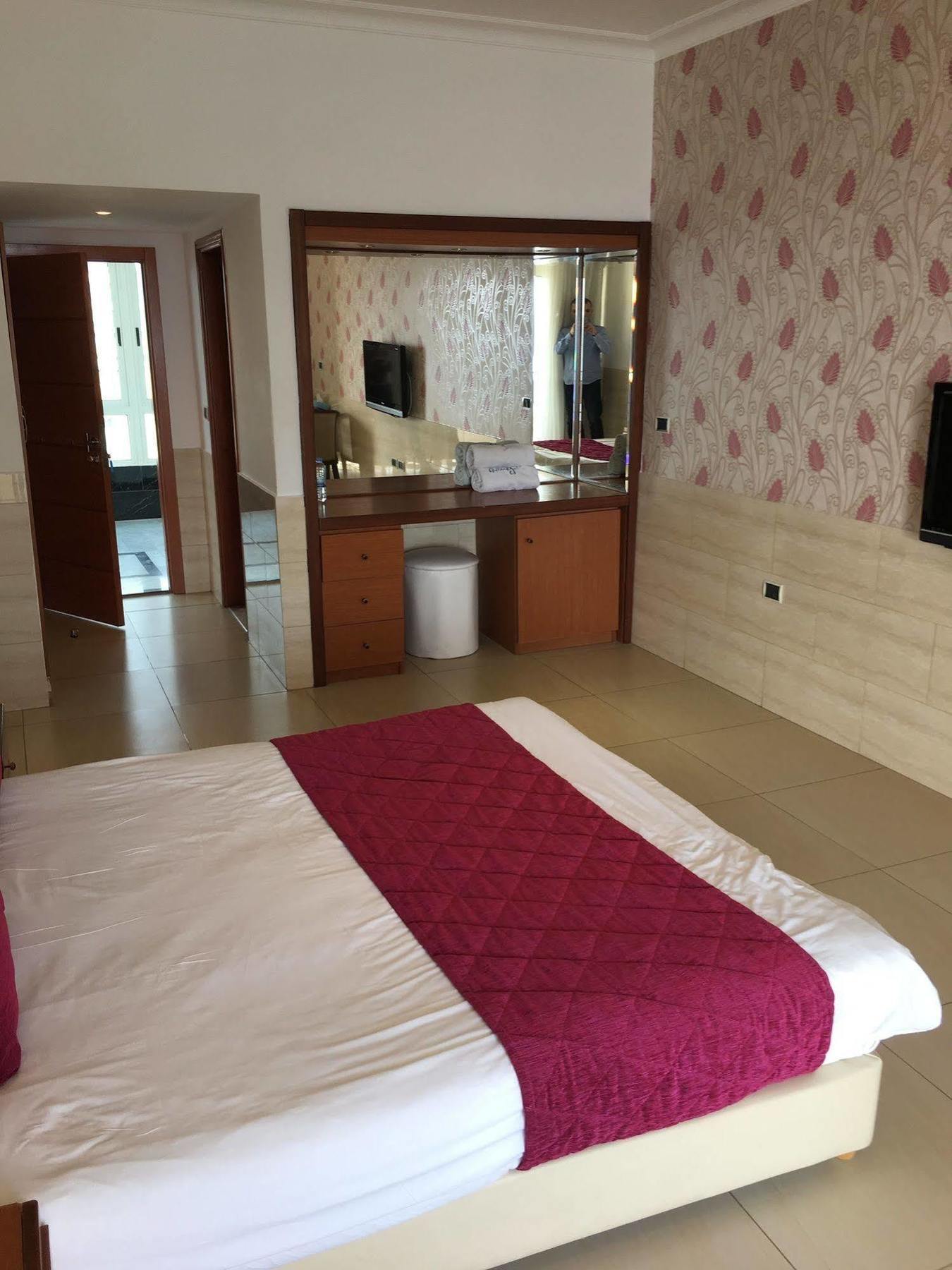 Sawary Beach Hotel Batroûn Kültér fotó