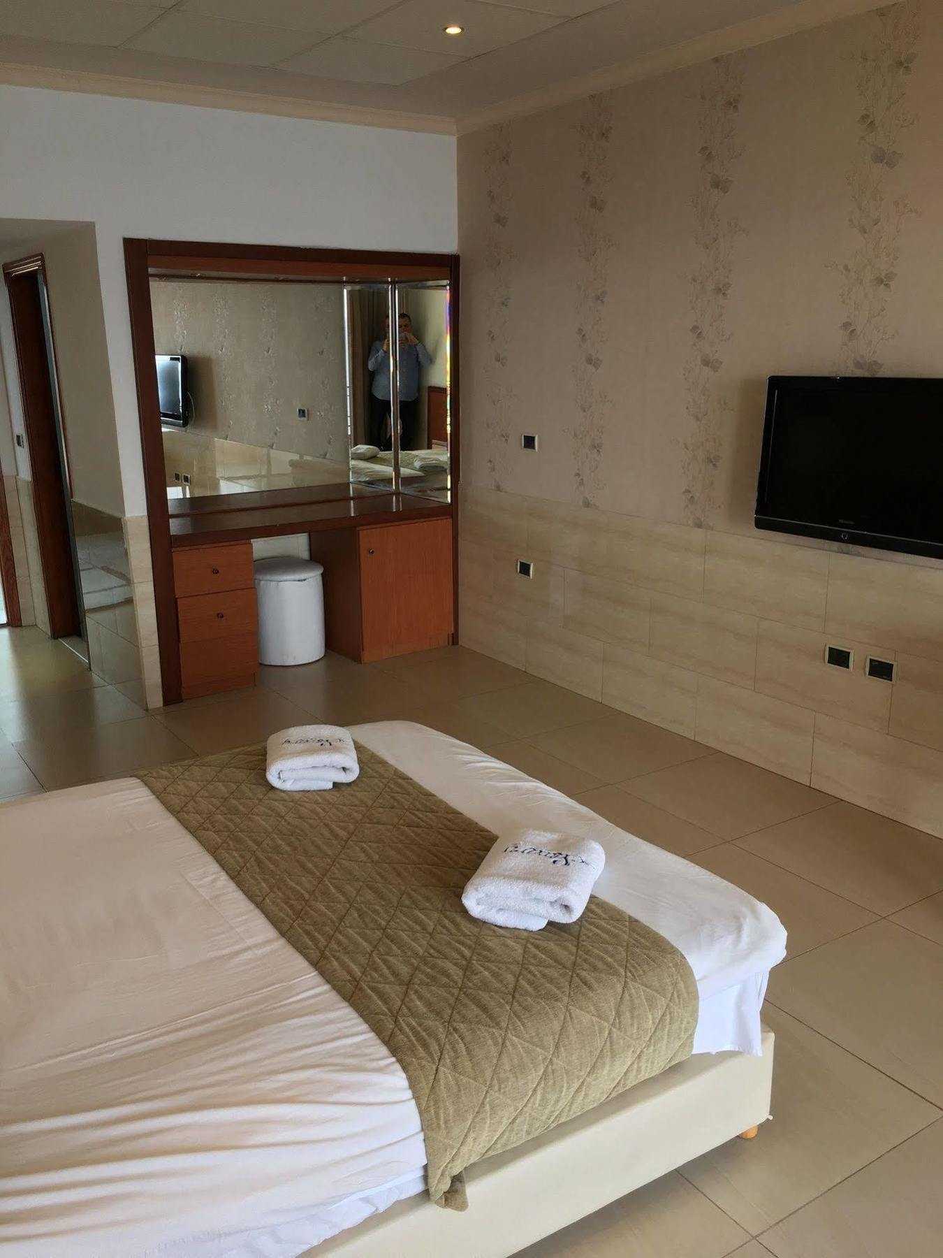 Sawary Beach Hotel Batroûn Kültér fotó
